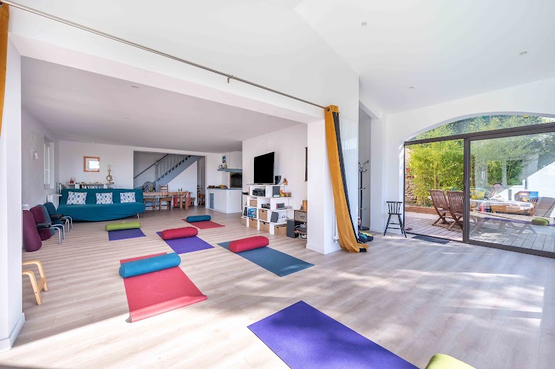 BETWEEN YOGIS TOURRETTES SUR LOUP