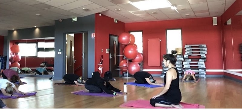 Phil. Professeur de Pilates et Yoga.